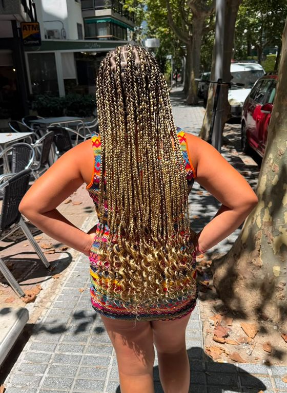 Trenzas largas honey blonde con puntas rizadas