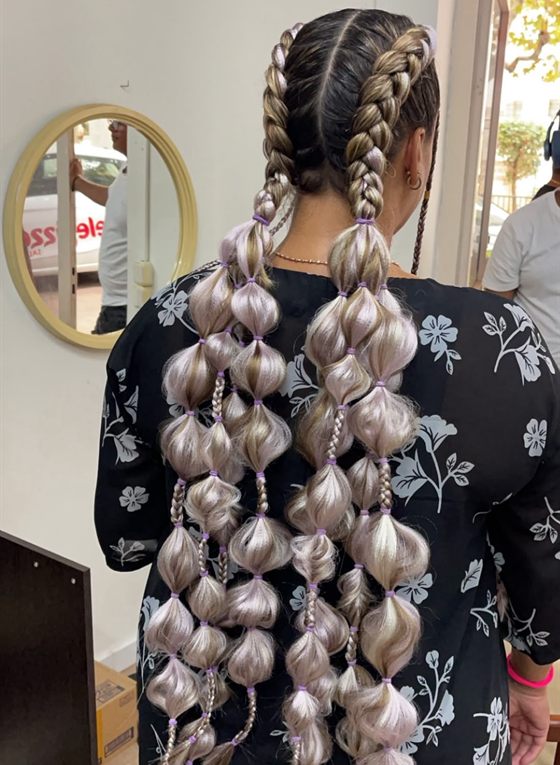 Bubble braids con extensiones en tono rubio ceniza