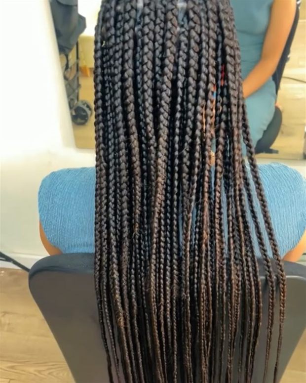 Box braids largas en tono castaño oscuro