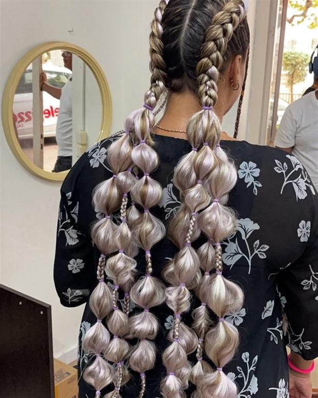 Bubble braids: coletas de burbujas con extensiones rubias