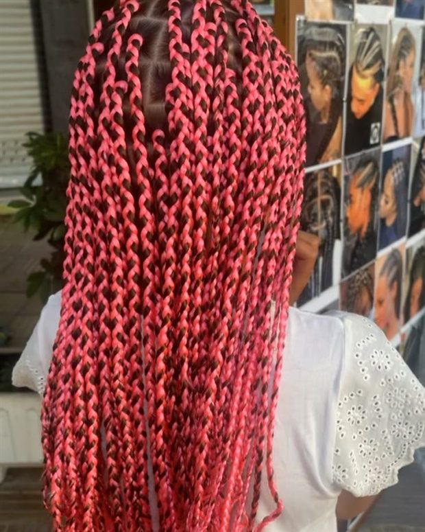 Trenzas largas con extensiones en color rosa coral