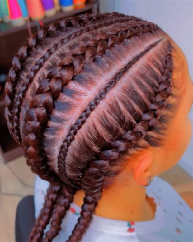 Cornrows gruesas en tono caramelo pegadas al cuero cabelludo