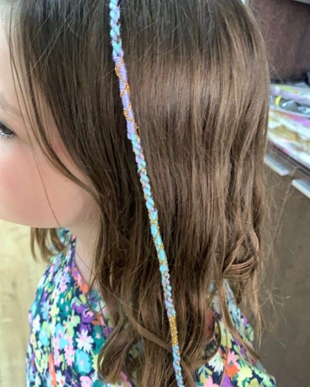 Trencita fina con hilos de colores pastel y dorado