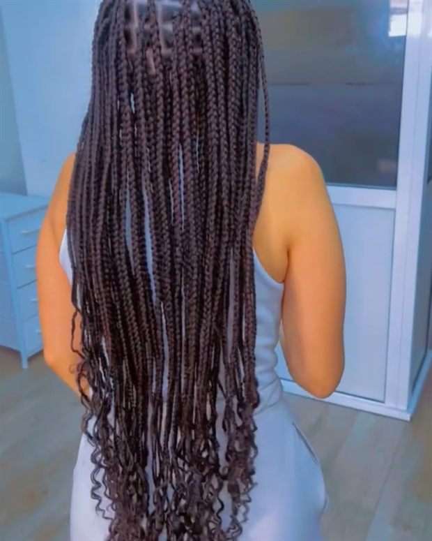 Knotless braids largas con puntas onduladas