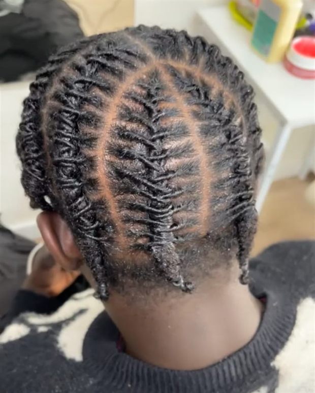 Flat twists en cabello afro formando patrones
